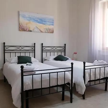 Annunziata-vicino All' Ospedale Civile Dell'annunziata E Clinica Scarnati, A Due Passi Dall'ospedale Mariano Santo,siamo Nel Centro Di Con Facilita' Di Parcheggio E Servizi Vari Bed and breakfast 3*