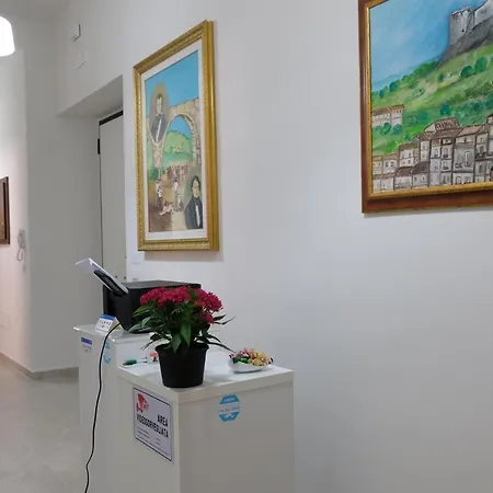 Annunziata-vicino All' Ospedale Civile Dell'annunziata E Clinica Scarnati, A Due Passi Dall'ospedale Mariano Santo,siamo Nel Centro Di Con Facilita' Di Parcheggio E Servizi Vari ベッド・アンド・ブレックファスト 3*