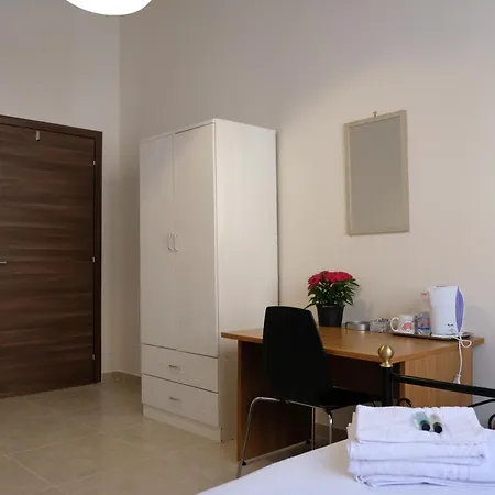 Annunziata-vicino All' Ospedale Civile Dell'annunziata E Clinica Scarnati, A Due Passi Dall'ospedale Mariano Santo,siamo Nel Centro Di Con Facilita' Di Parcheggio E Servizi Vari 3*