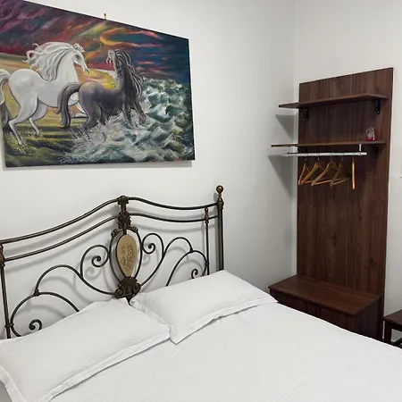 Annunziata-vicino All' Ospedale Civile Dell'annunziata E Clinica Scarnati, A Due Passi Dall'ospedale Mariano Santo,siamo Nel Centro Di Con Facilita' Di Parcheggio E Servizi Vari ベッド・アンド・ブレックファスト