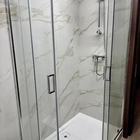 Annunziata-vicino All' Ospedale Civile Dell'annunziata E Clinica Scarnati, A Due Passi Dall'ospedale Mariano Santo,siamo Nel Centro Di Con Facilita' Di Parcheggio E Servizi Vari ベッド・アンド・ブレックファスト コゼンツァ