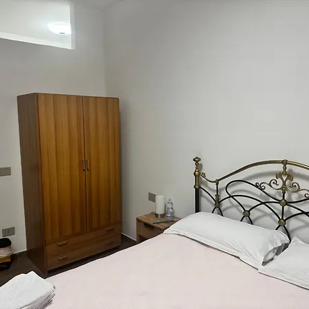 Annunziata-vicino All' Ospedale Civile Dell'annunziata E Clinica Scarnati, A Due Passi Dall'ospedale Mariano Santo,siamo Nel Centro Di Con Facilita' Di Parcheggio E Servizi Vari